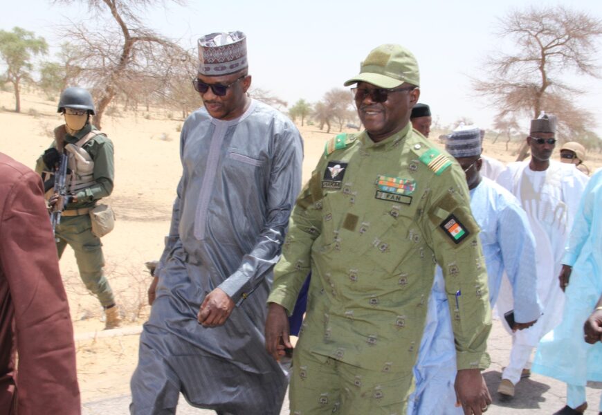 Accueil réservé au médecin Colonel Major Garba Hakim, Ministre de la Santé Publique, de la Population et des Affaires Sociales à Diffa, ce 24 mars 2024